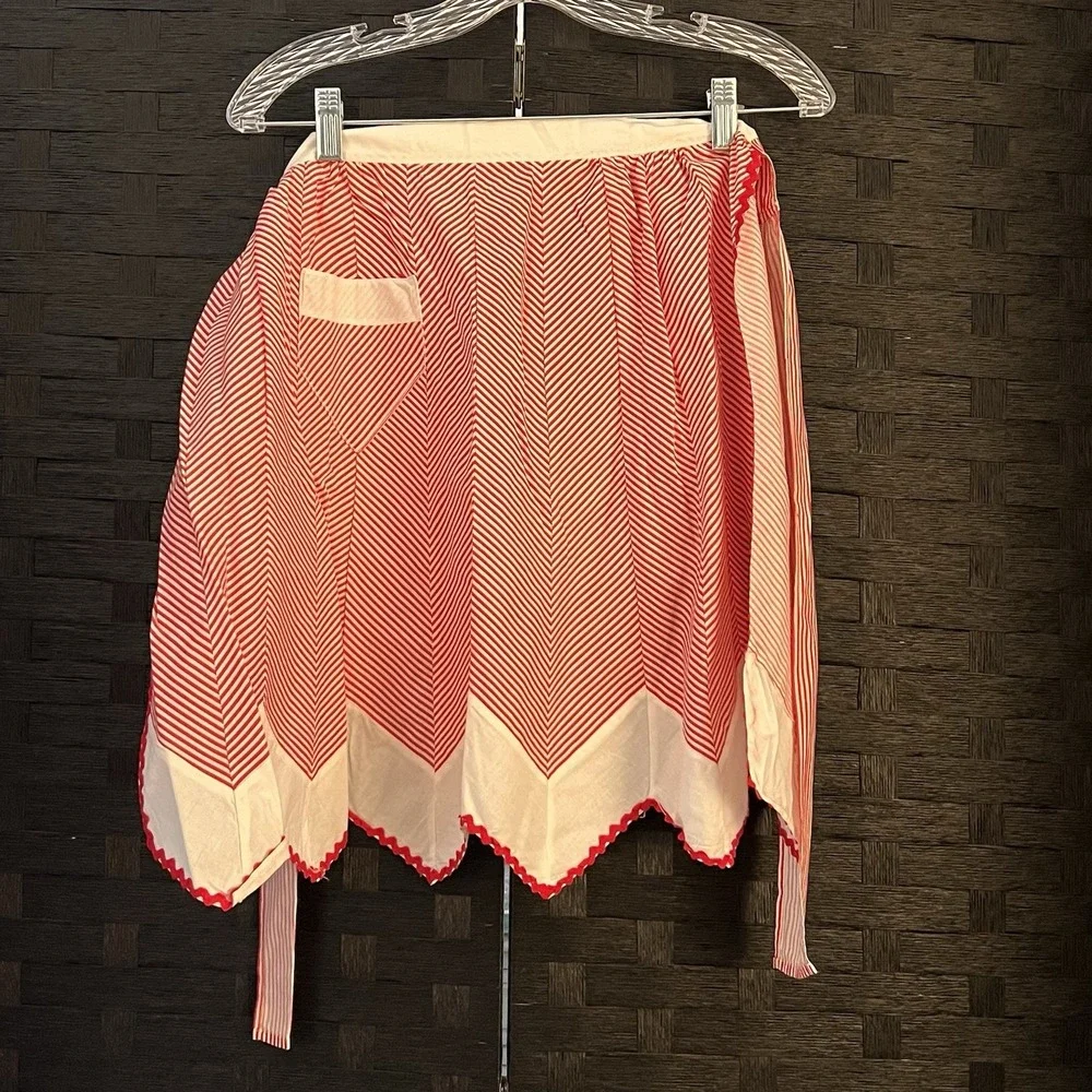 Vintage Half Apron Red & White Chevron Pattern Ric Rac Trim Good to Very Good!